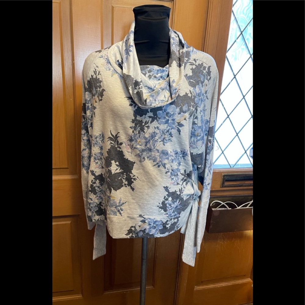 Ideaology Athletic Top with side ties. NWT